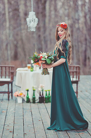 Пивная свадьба: свадебная фотосессия, зеленое платье невесты