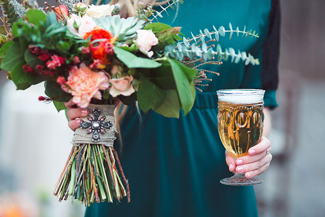 Пивная свадьба: свадебная фотосессия, букет невесты и бокал пива