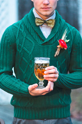 Пивная свадьба: свадебная фотосессия, жених с бокалом пива