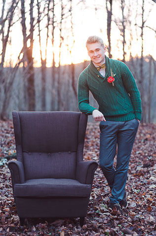 Пивная свадьба: свадебная фотосессия, жених с креслом