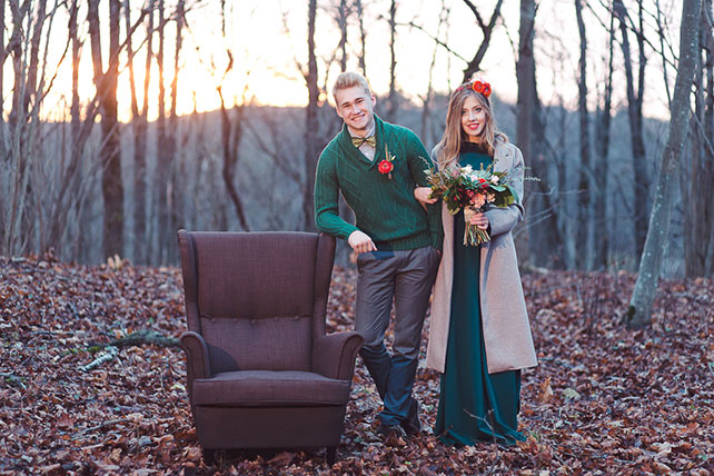 Пивная свадьба: свадебная фотосессия, жених и невеста с креслом