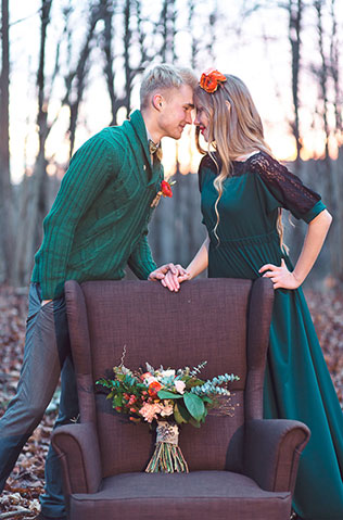 Пивная свадьба: свадебная фотосессия, жених и невеста с креслом