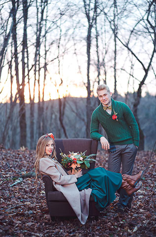 Пивная свадьба: свадебная фотосессия, жених и невеста с креслом