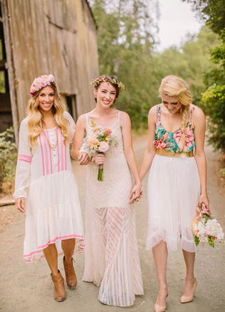 Свадебные тренды: платья подружек невесты для бархатного сезона 