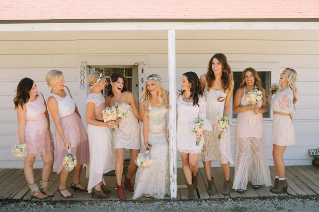 Свадебные тренды: платья подружек невесты для бархатного сезона 