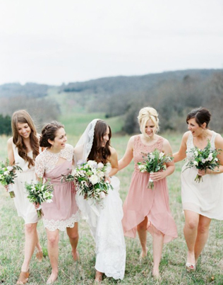 Свадебные тренды: платья подружек невесты для бархатного сезона 