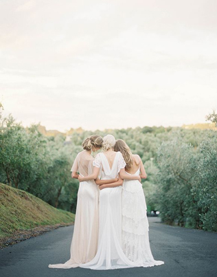 Свадебные тренды: платья подружек невесты для бархатного сезона 