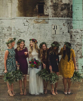 Свадебные тренды: платья подружек невесты для бархатного сезона 