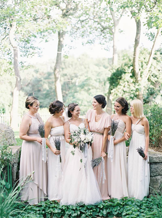 Свадебные тренды: платья подружек невесты для бархатного сезона 