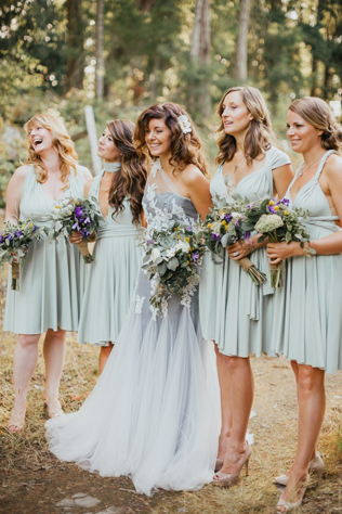 Свадебные тренды: платья подружек невесты для бархатного сезона 