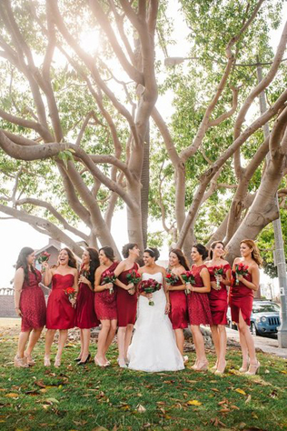 Свадебные тренды: платья подружек невесты для бархатного сезона 