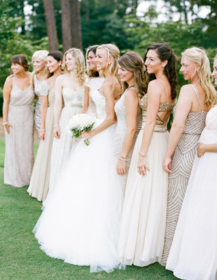 Свадебные тренды: платья подружек невесты для бархатного сезона 