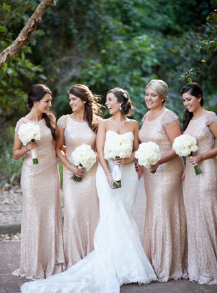 Свадебные тренды: платья подружек невесты для бархатного сезона 