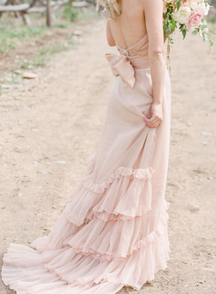 Воздушная невесомость: свадебные платья с рюшами и оборками 