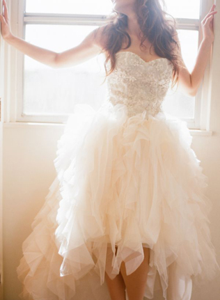 Воздушная невесомость: свадебные платья с рюшами и оборками 