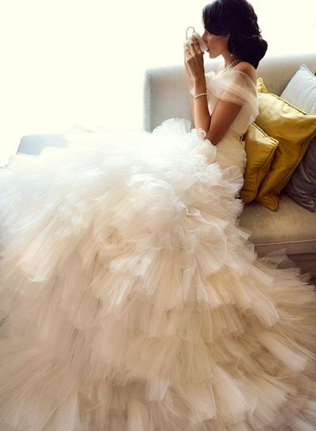 Воздушная невесомость: свадебные платья с рюшами и оборками 