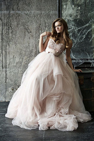 Воздушная невесомость: свадебные платья с рюшами и оборками 
