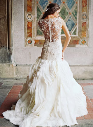 Воздушная невесомость: свадебные платья с рюшами и оборками 