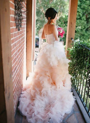 Воздушная невесомость: свадебные платья с рюшами и оборками 