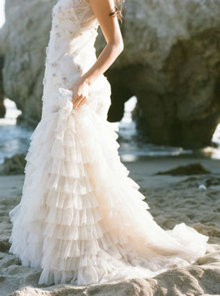 Воздушная невесомость: свадебные платья с рюшами и оборками 