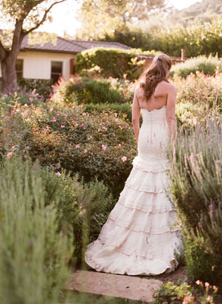 Воздушная невесомость: свадебные платья с рюшами и оборками 