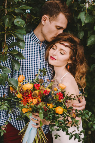 По дороге к любви, жених и невеста с букетом