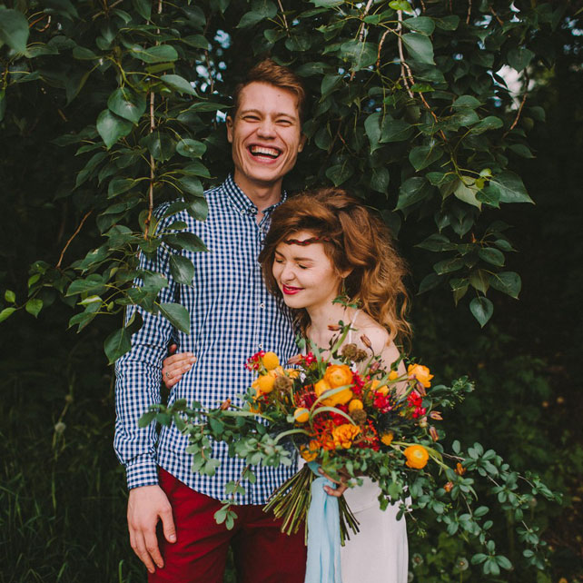 По дороге к любви, жених и невеста с букетом