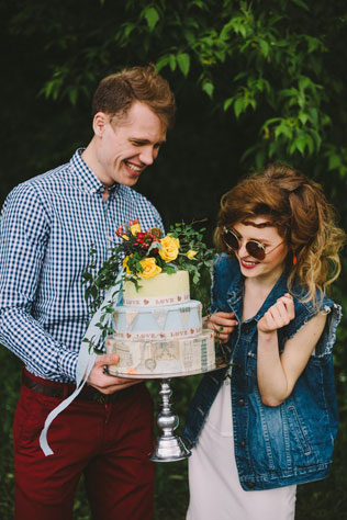 По дороге к любви, жених и невеста с тортом