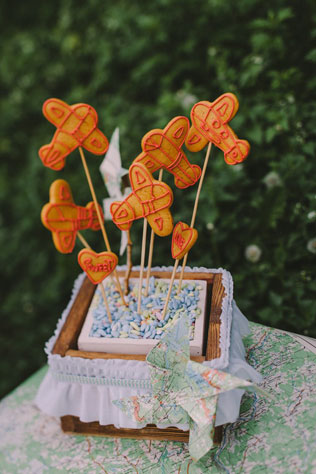 По дороге к любви, сладости в виде самолетов