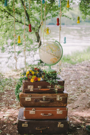 По дороге к любви, чемоданы и глобус