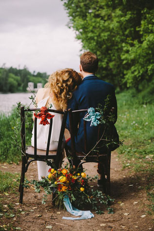 По дороге к любви, жених и невеста на стульях