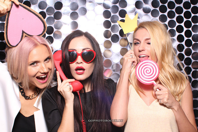 Почему на свадьбе не обойтись без фотобудки 