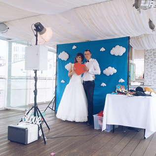Почему на свадьбе не обойтись без фотобудки 