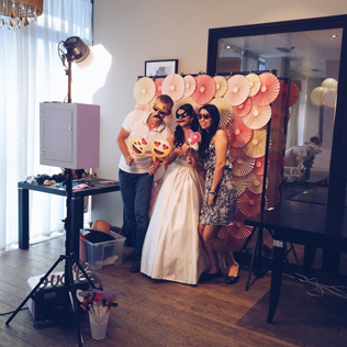 Почему на свадьбе не обойтись без фотобудки 