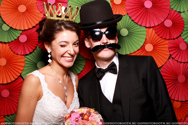 Почему на свадьбе не обойтись без фотобудки 