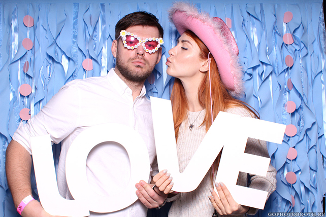 Почему на свадьбе не обойтись без фотобудки 