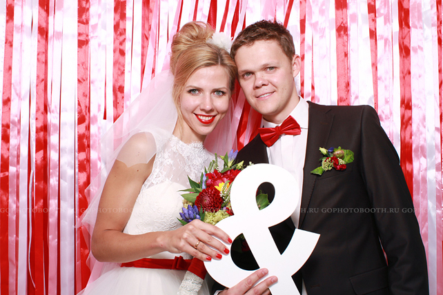 Почему на свадьбе не обойтись без фотобудки 