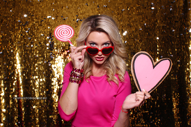 Почему на свадьбе не обойтись без фотобудки 