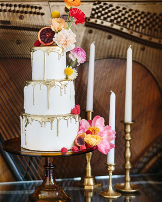 40 потрясающих свадебных тортов с подтеками  