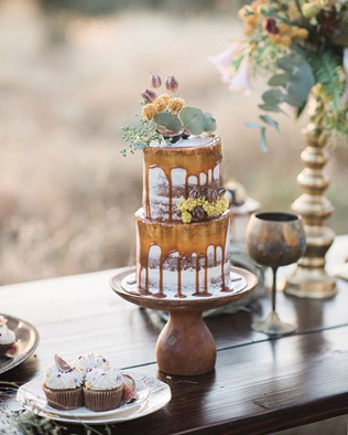 40 потрясающих свадебных тортов с подтеками  