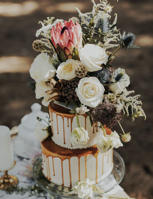 40 потрясающих свадебных тортов с подтеками  