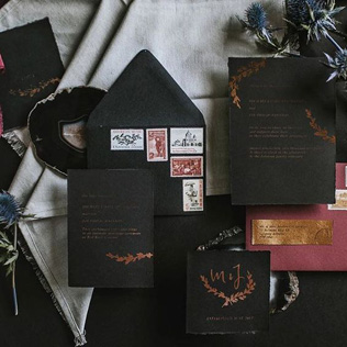 Осеннее вдохновение: свадебная полиграфия в черном цвете 