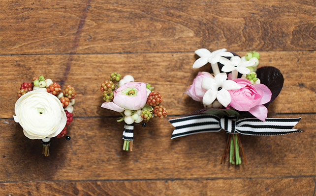 Черно-белая полоска на свадьбе - бутоньерки жениха