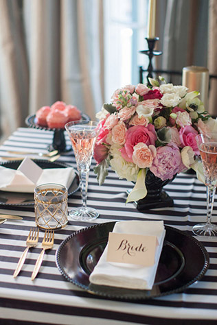 Черно-белая полоска на свадьбе - скатерти на столе