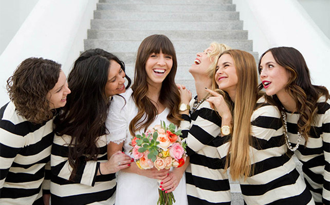 Черно-белая полоска на свадьбе - в образе подружек невесты