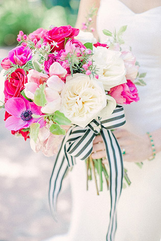 Черно-белая полоска на свадьбе - букет невесты - фуксия