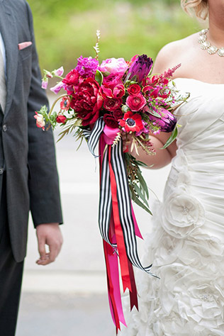 Черно-белая полоска на свадьбе - красный и фуксия