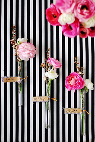 Черно-белая полоска на свадьбе - бутоньерка