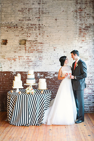 Черно-белая полоска на свадьбе - декор фотосессии