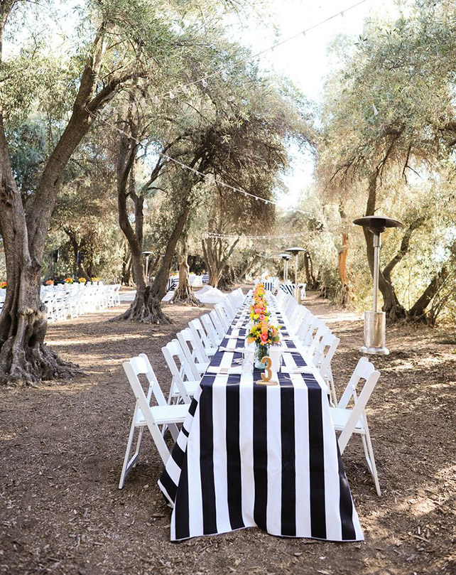 Черно-белая полоска на свадьбе - скатерти в лесу